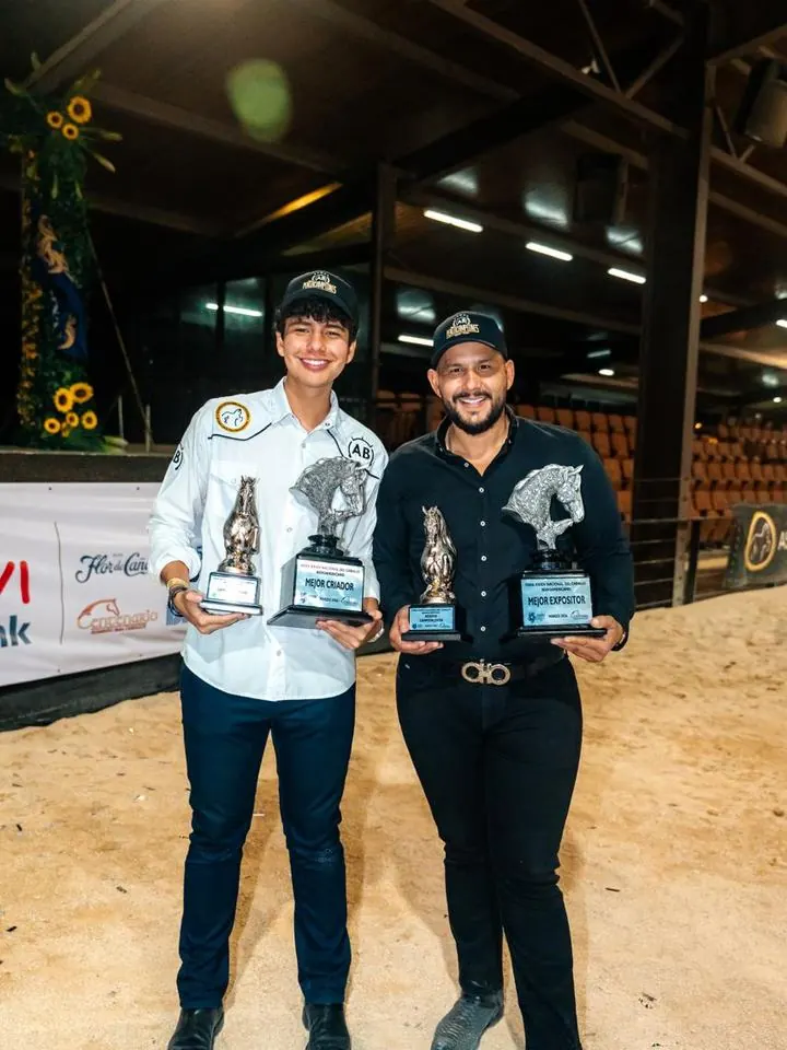 Equipo de Ganadería AB con los trofeos de Mejor Criador y Mejor Expositor en la Feria Nacional
