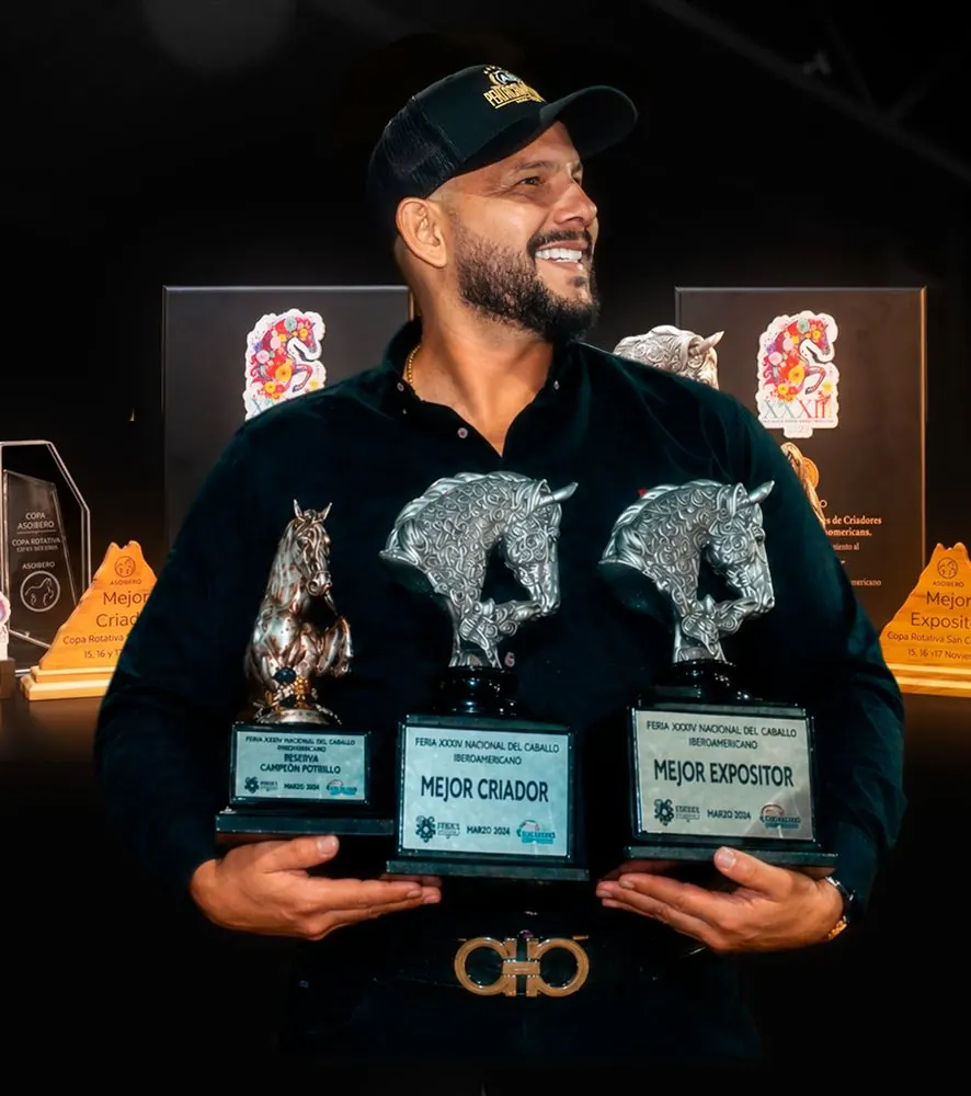 El fundador de Ganadería Internacional AB con los trofeos de Mejor Criador, Mejor Expositor y Reserva Campeón Potrillo